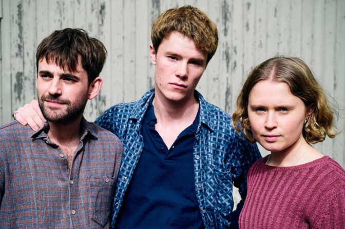 Charlie Rowe, Edvin Ryding och Eliza Scanlen.