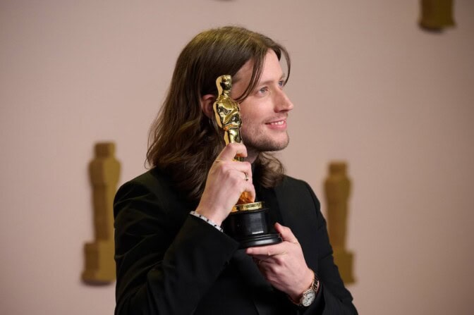 Ludwig Göransson med sin Oscar.