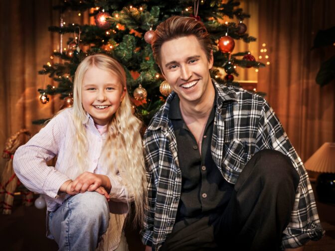 Joline Ingels Graham och Hampus Nessvold gör huvudrollerna i "Den ofrivillige tomten". Foto: Janne Danielsson/SVT