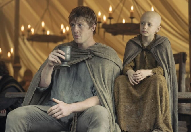 Peter Claffey och Dexter Sol Ansell i "A Knight of the Seven Kingdoms"