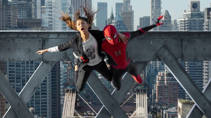 Zedaya och Tom Holland (eller en stuntman) hoppar från en bro i "Spider-Man: No Way Home".