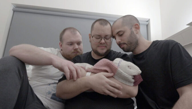 Tre pappor väntar barn.