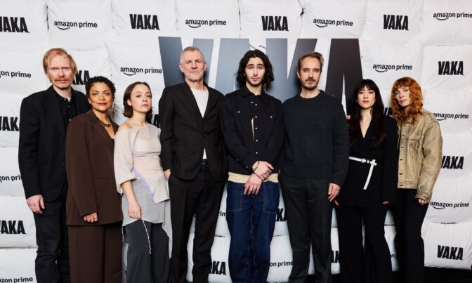 Både kändisar och kuddar på galapremiären av "Vaka".