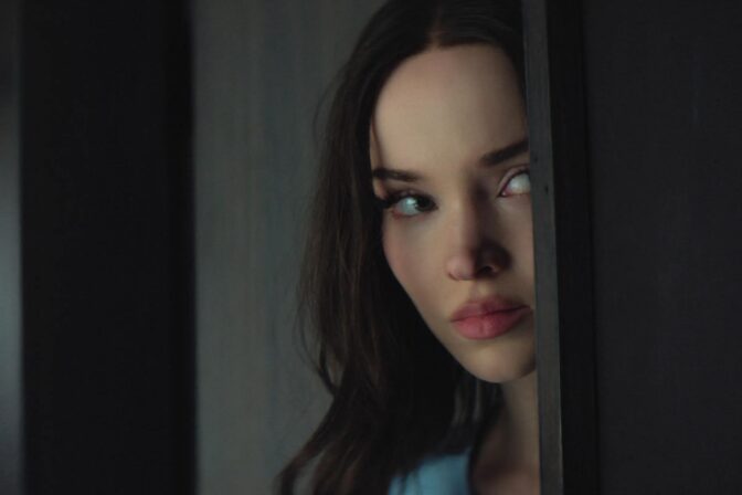 Dove Cameron axlar huvudrollen som mystiska Ciara i den nya erotiska thrillern "56 Days" hos Prime Video.