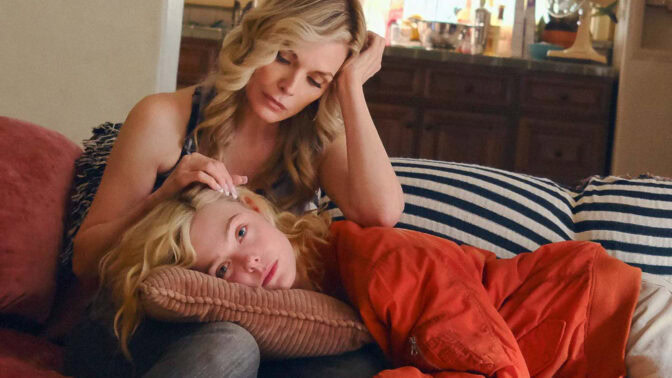 Elle Fanning och Michelle Pfeiffer i "Margo's Got Money Problems".