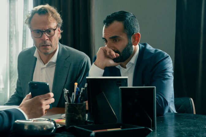 Björn Bengtsson och Arvin Kananian axlar huvudrollerna som Kalle och Sasha, ägarna av advokatbyrån Matsson & Moradi i "Hundarna".