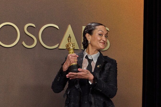 Filmfotografen Autumn Durald Arkapaw med sin Oscar.