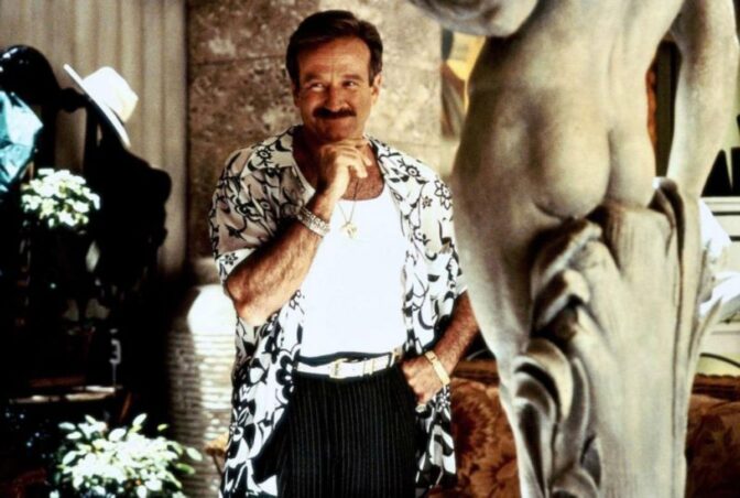 En av Robin Williams roligaste filmer fyller 30 år – oförskämt kul kaos