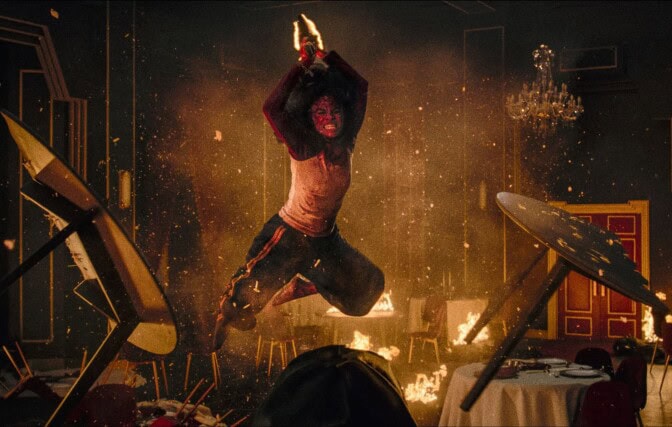 Zazie Beetz tar ett språng med en brinnande yxa i högsta hugg, i "They Will Kill You".