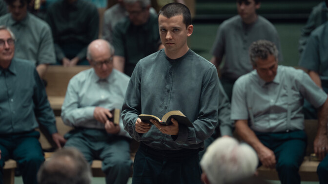 Förrymd fånge vänder upp och ner på religiös sekt i Netflix nya thrillerserie