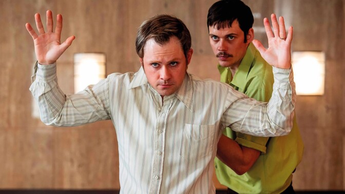 Dacre Montgomery och Bill Skarsgård i “Dead Man’s Wire”.