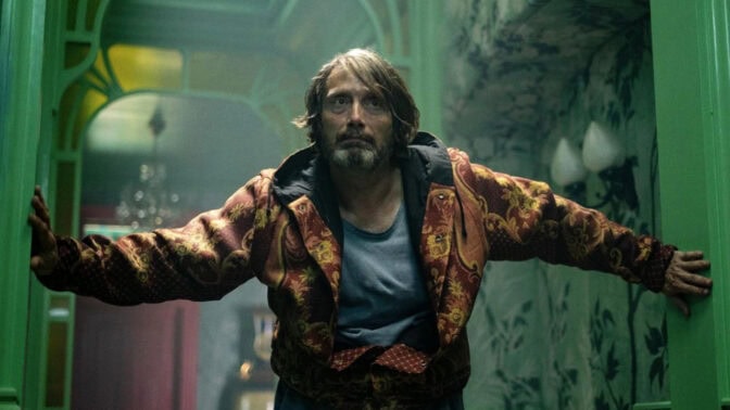 Mads Mikkelsen har kul som en alternativ John Wick i "Dust Bunny".