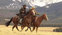 ”Yellowstone”-dramat fortsätter i nya serien ”Dutton Ranch” – spana in första trailern