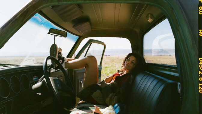 Zendaya chillar i framsätet på en bil.