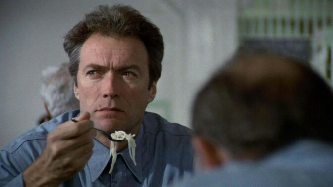 Clint Eastwood äter spaghetti i "Flykten från Alcatraz".