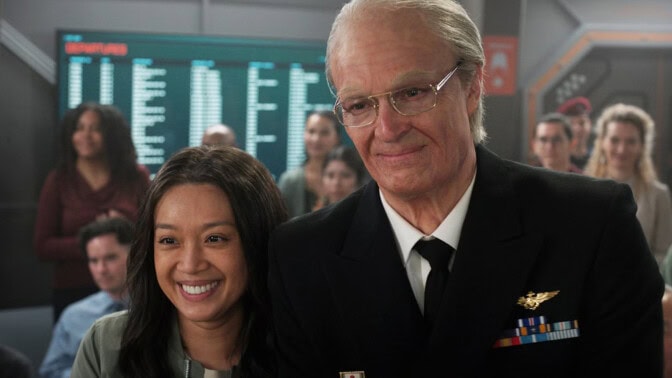 Cynthy Wu och Joel Kinnaman som gammal man.