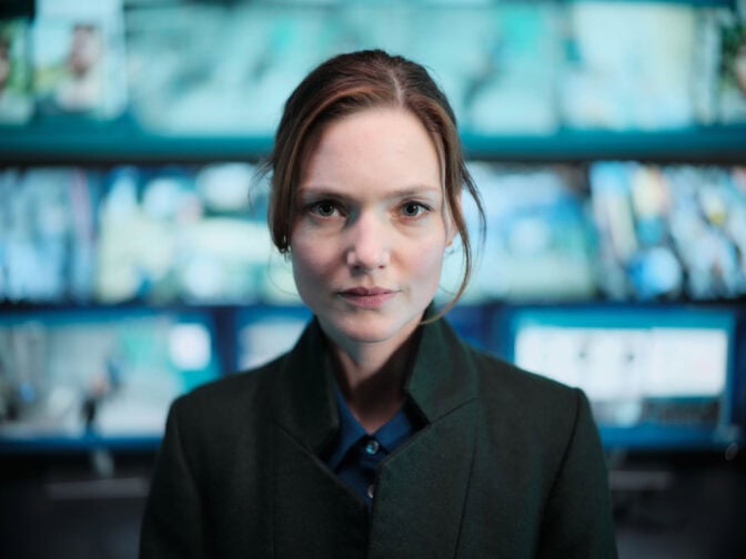 AI och terrordåd i brittisk thrillerserie på 3 säsonger – snart i Sverige