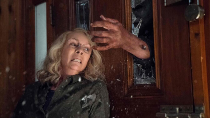 Jamie Lee Curtis och en stor, våldsam hand i "Halloween" från 2018.