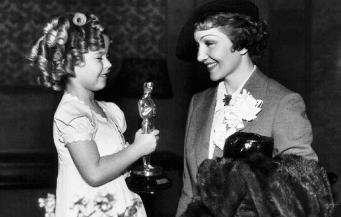 Shirley Temple med sin ungdoms-OScar.