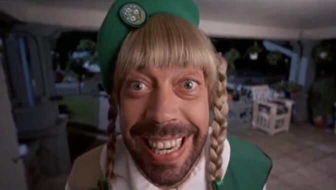 Kvällens TV-tips: Underskattad komedi från 1993 driver hejdlöst med 80-talsaction