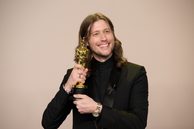 Ludwig Göransson poserar med sin tredje statyett.