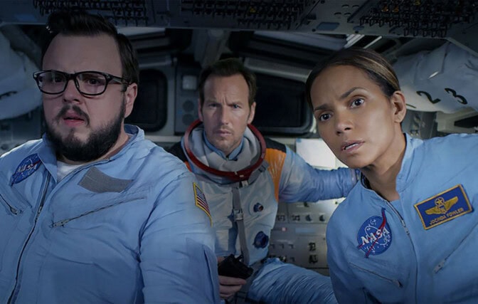 John Bradley, Patrick Wilson och Halle Berry i "Moonfall".