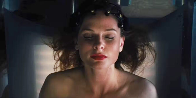 Ikväll på tv: Rebecca Fergusons bortglömda ”magplask” till sci-fi från 2021