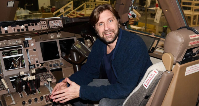 Ruben Östlunds nya komedi hinner inte landa i tid