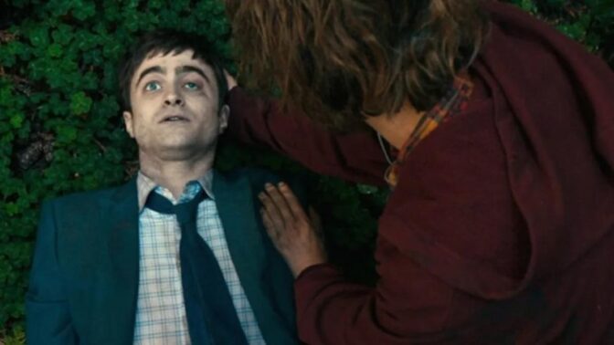 På tv ikväll: Daniel Radcliffe spelar död i 2016 års mest unika film – ”en klass för sig”