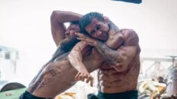 Kvällens TV-tips: Skamlös underhållning i ”härligt galen remake” från 2024