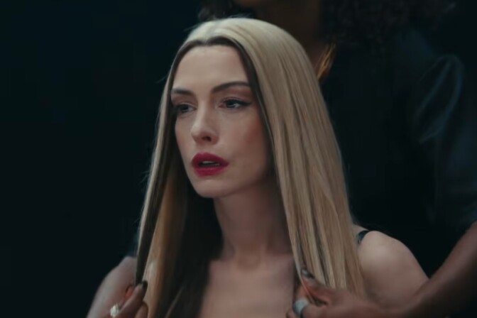 Se Anne Hathaway göra comeback som skräckpopstjärna i “Mother Mary”