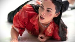 Megan Fox vaknar fastkedjad vid ett lik i kvällens iskalla thriller