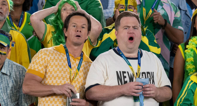 Mark Wahlberg säljer kondomer till Fotbolls-VM i ny komedi – premiär idag