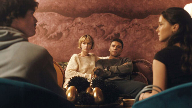 Carey Mulligan och Oscar Isaac i en soffa.