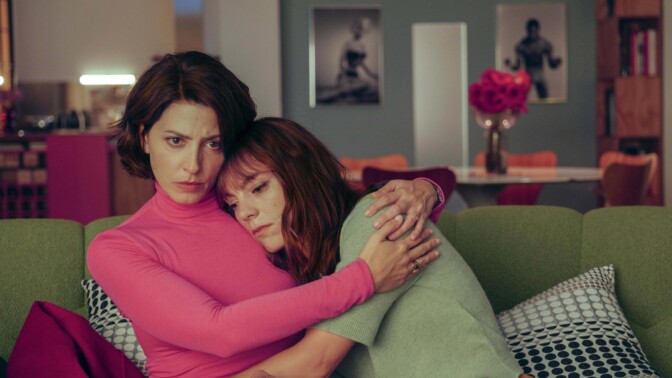 Almodovárs nya film hyllas av kritiker: ”En av hans mest komplexa filmer”