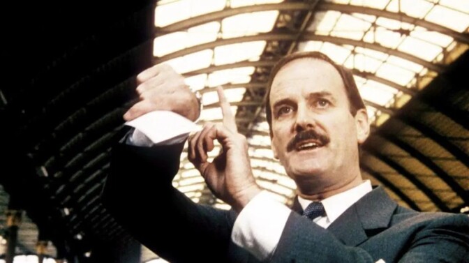 Urkul och klockren John Cleese-komedi fyller 40 år – streama gratis här