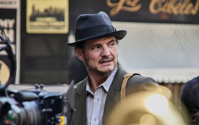 Se första bilderna från Pedro Pascals kontroversiella gaydrama