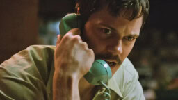 Se Bill Skarsgård i en av 2026 års bästa thrillers – släpps digitalt idag