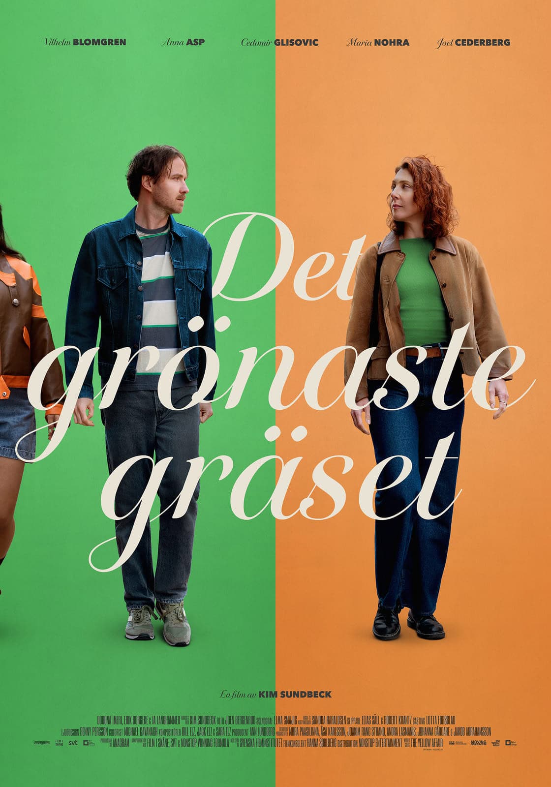 Poster till filmen "Det grönaste gräset". En man och en kvinna står framför enfärgade bakgrunder, han på grönt och hon på orange. Över dem syns filmens titel.