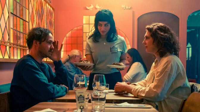 Är gräset grönare på andra sidan? Sommarens stora svenska komedi kan ha svaret