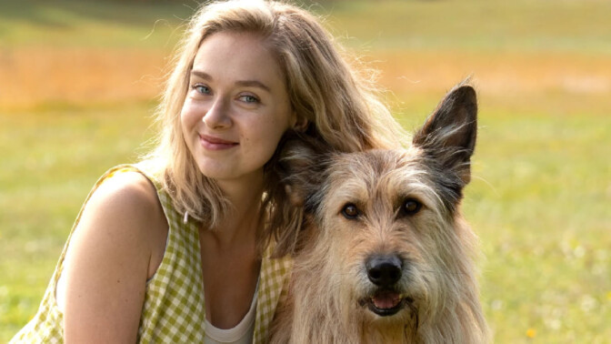 Blond kvinna med blond hund.