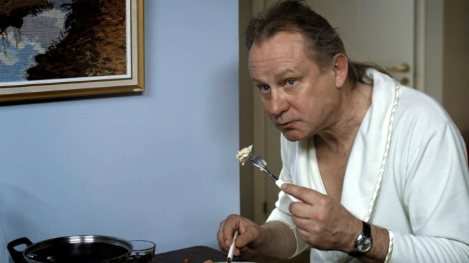 Stellan Skarsgård ”har aldrig haft så mycket sex” som i en norsk komedi från 2010 – streama den idag