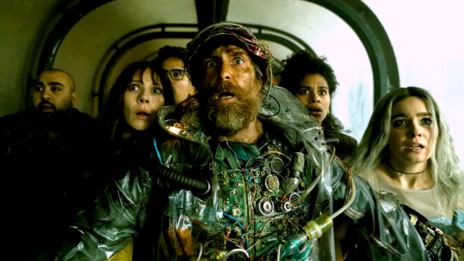 Black Mirror möter actionkomedi i Gore Verbinskis vilda comeback.