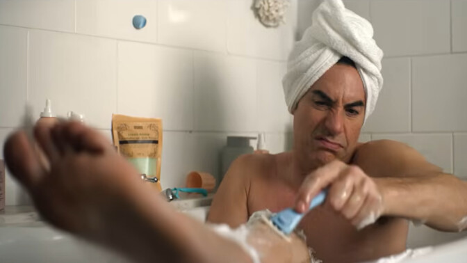 Sacha Baron Cohen får problem med starka kvinnor i ny Netflix-komedi – här är första trailern