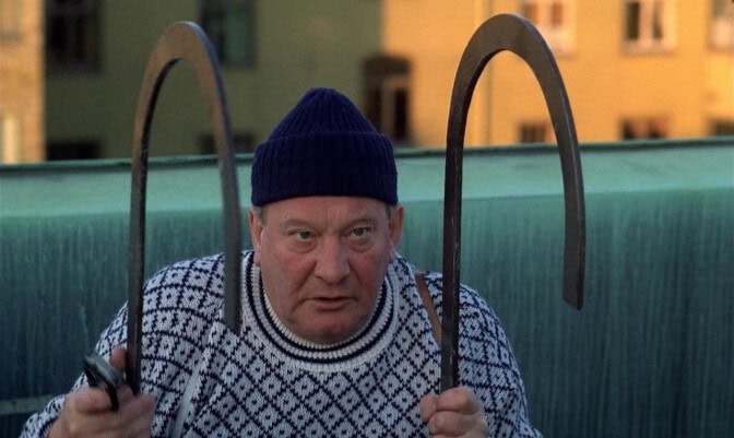 Carl-Gustaf Lindstedt klättrar upp på taket i "Mannen på taket".