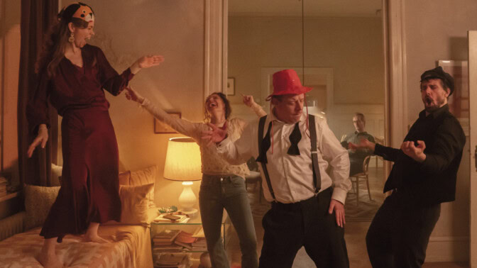 En grupp människor dansar och har kul.