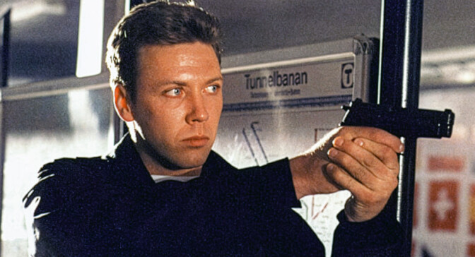 Halshuggen i Stockholms tunnelbana – ”blodisande” 90-tals-Beck på tv ikväll