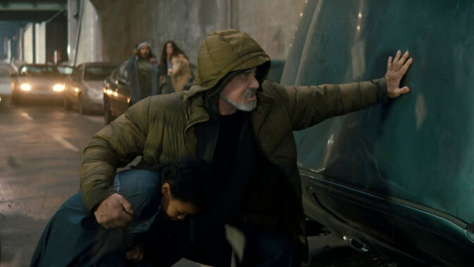 Sylvester Stallone räddar ett barn.