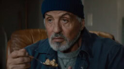 Ikväll på tv: Stallone i mörk och våldsam superhjälteaction med (lite) djup från 2022