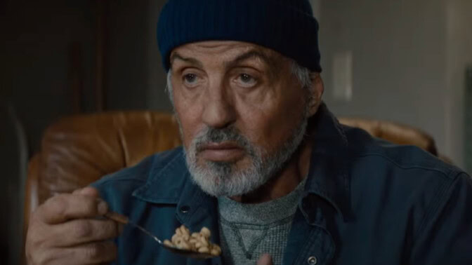 Ikväll på tv: Stallone i mörk och våldsam superhjälteaction med (lite) djup från 2022